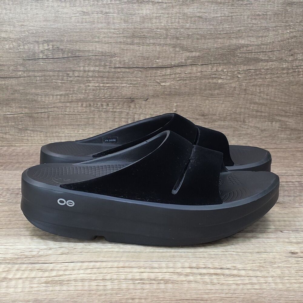 OOFOS OOmega OOahh Limited Slide Women's Size 9 Black Velvet Platform Sandals